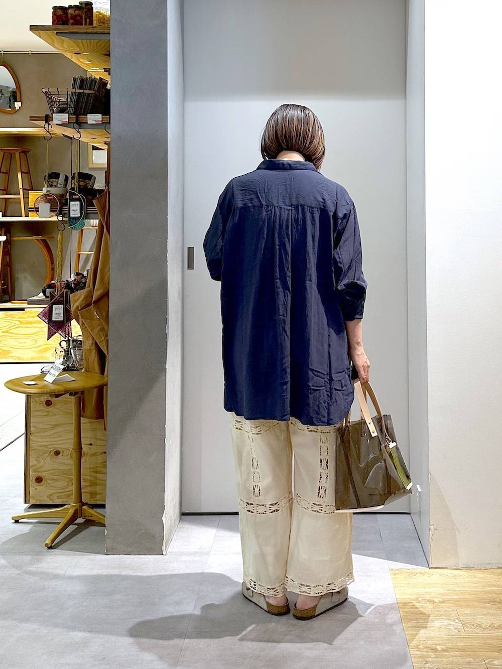 ベージュ系のシャツ/ブラウス、グレー系のトートバッグ、ベージュ系のその他パンツを着用したレディースの夏コーディネートの3枚目の写真