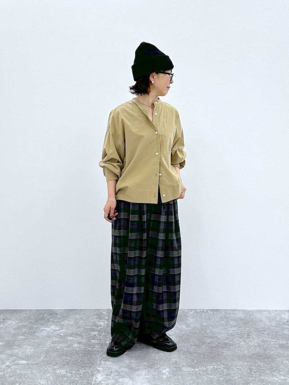 その他のその他パンツ、ブラック系のローファーを着用したレディースの秋コーディネートの2枚目の写真