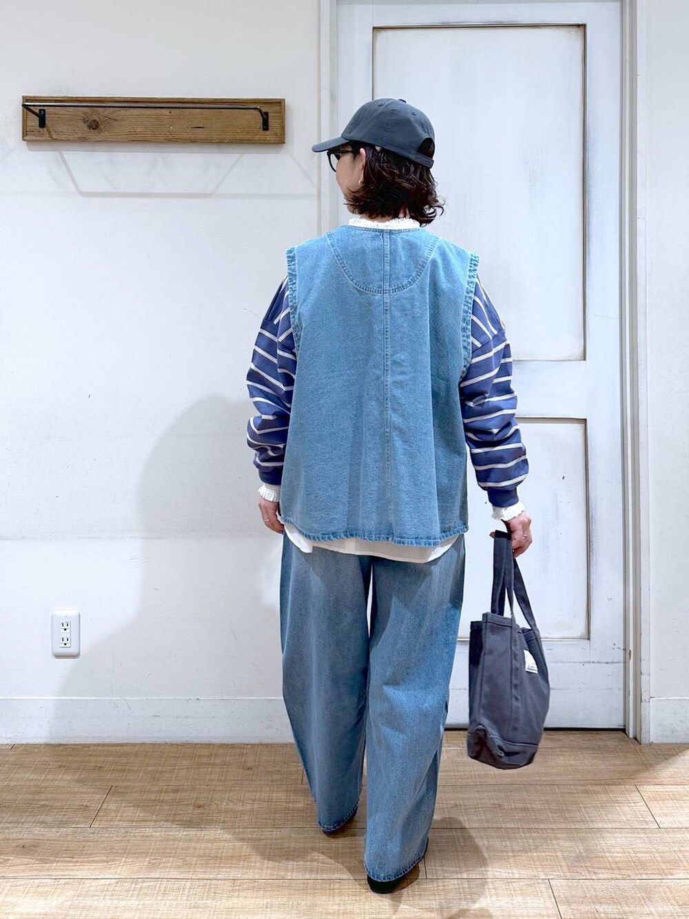 「ベーシック/シンプル、カジュアル、メンズライク、ママコーデ、楽ちんコーデ、クリップスタッフ_studio CLIP、ナチュラル、studio CLIP、50代前半です、おでかけ、シンプルコーデ、Over40スタッフ、春コーデ、ベスト、クリップデニム_studio CLIP」｜「studio CLIPの【ONKUL掲載商品】ヘンリーネックマルチボーダープルオーバー（Tシャツ/カットソー、ブルー系）」を使った、さちち さん（レディース・156cm）の春コーディネートの3枚目の写真