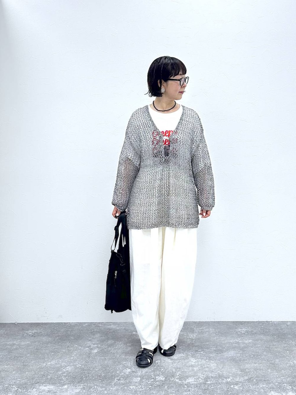 その他のTシャツ/カットソー、ブラック系のショルダーバッグ、その他のリングを着用したレディースの春コーディネートの7枚目の写真