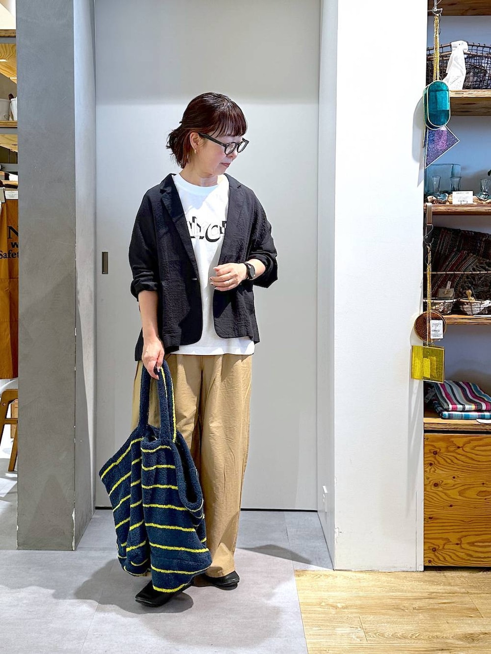 「大人カジュアル、studio CLIP、daily CLIP_studio CLIP、Tシャツ、パンツ、秋コーデ、メンズライク、ジャケット、ジャケットスタイル」｜「studio CLIPの【daily CLIP】TERRY トートバッグ（トートバッグ、ブルー系）」を使った、さちち さん（レディース・156cm）の秋コーディネートの2枚目の写真