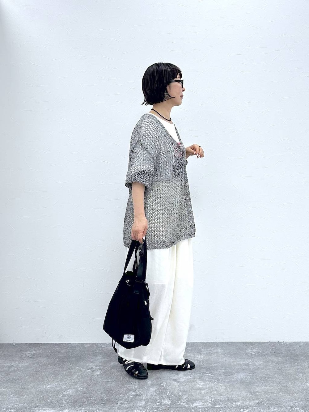 その他のTシャツ/カットソー、ブラック系のショルダーバッグ、その他のリングを着用したレディースの春コーディネートの6枚目の写真