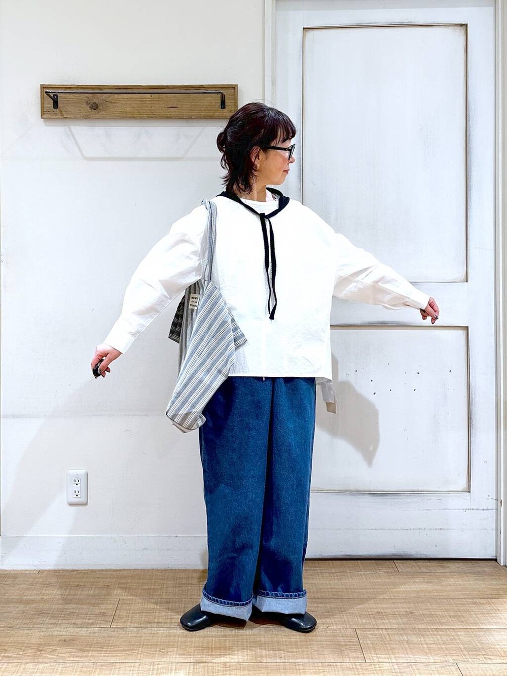 「ベーシック/シンプル、カジュアル、ナチュラル、studio CLIP、50代前半です、おでかけ、シンプルコーデ、メンズライク、ママコーデ、楽ちんコーデ、クリップスタッフ_studio CLIP、Over40スタッフ、春コーデ、デニムパンツ、クリップデニム_studio CLIP」｜「studio CLIPの【ONKUL掲載商品】ストレートデニムパンツ[プチ・プラスサイズあり]《CLIP denim》（デニムパンツ、ブルー系）」を使った、さちち さん（レディース・156cm）の春コーディネートの5枚目の写真