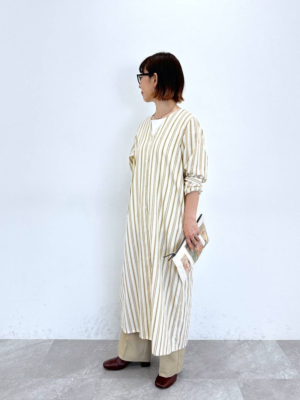 「カジュアル、ベーシック/シンプル、ラフ、ママコーデ、楽ちんコーデ、夏コーデ、50代前半です、シンプルコーデ、Over40スタッフ、Utao、秋コーデ、シャツワンピース」｜「studio CLIPの《ウタオ》【汗染み防止・UVケア・接触冷感・ピリング・イージーケア】汗染み防止機能タンクトップ（タンクトップ、ホワイト系）」を使った、さちち さん（レディース・156cm）の夏コーディネートの2枚目の写真