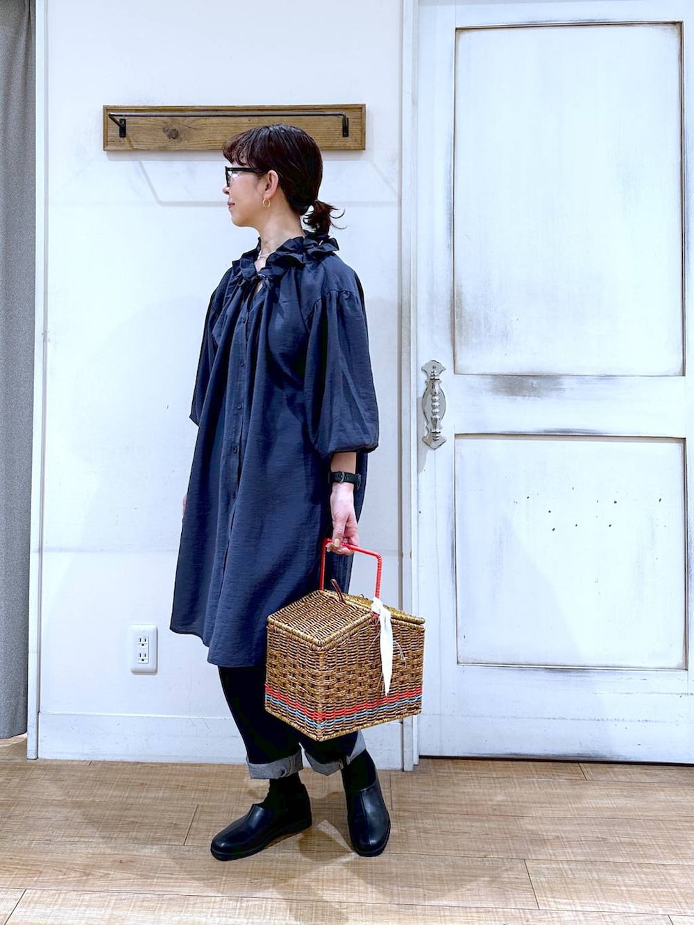 ブルー系のデニムパンツ、ブラック系のスリッポン、ブルー系のワンピースを着用したレディースの春コーディネートの2枚目の写真