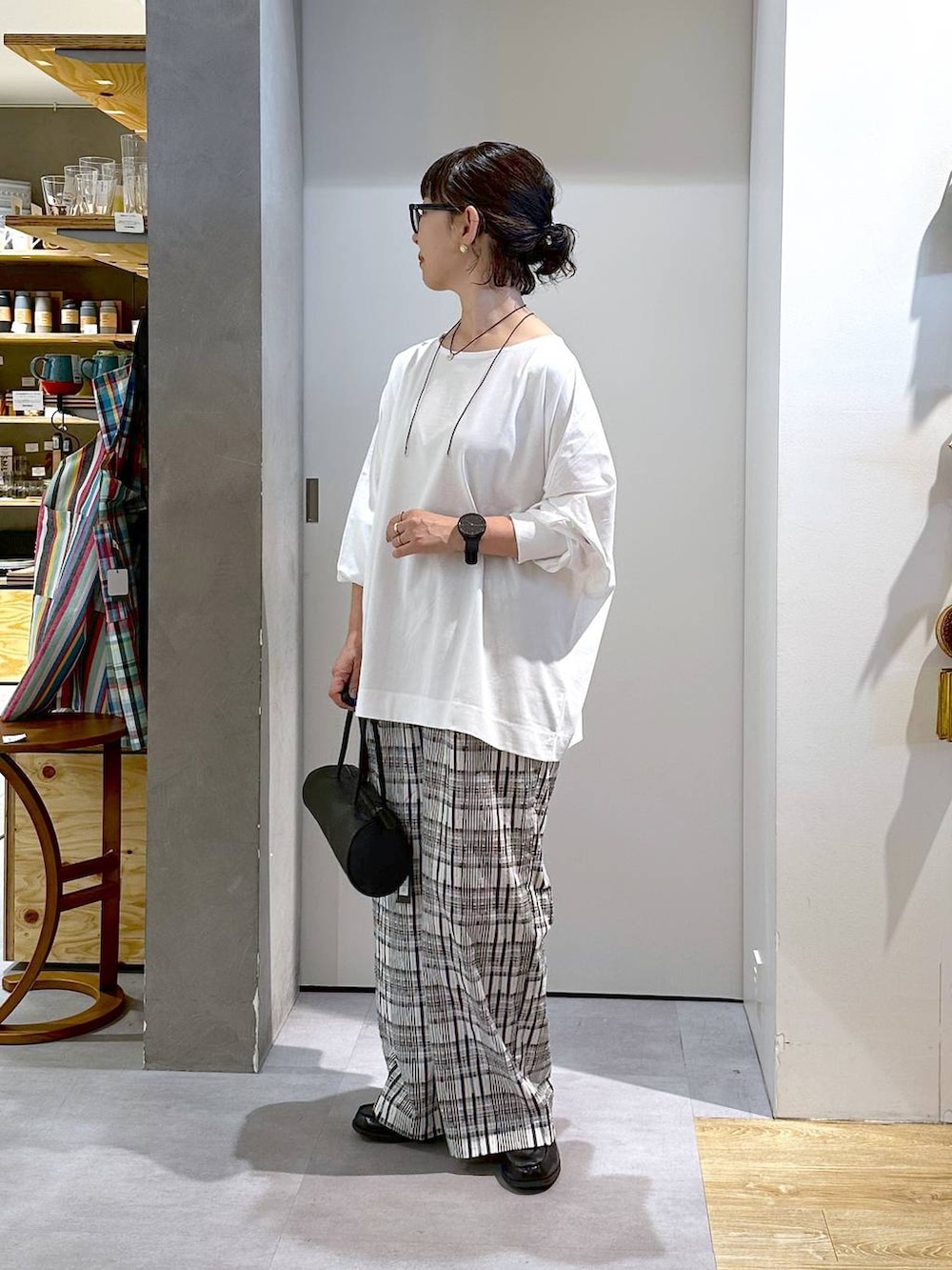 ホワイト系のTシャツ/カットソー、ブラック系のその他パンツ、その他のチョーカーを着用したレディースの秋コーディネートの2枚目の写真