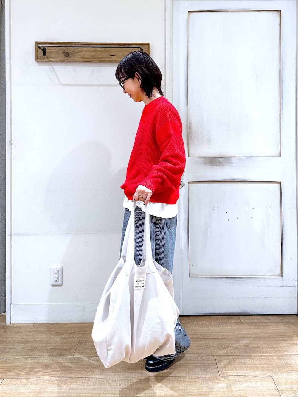 ホワイト系のTシャツ/カットソー、その他のトートバッグ、その他のその他パンツを着用したレディースの春コーディネートの4枚目の写真