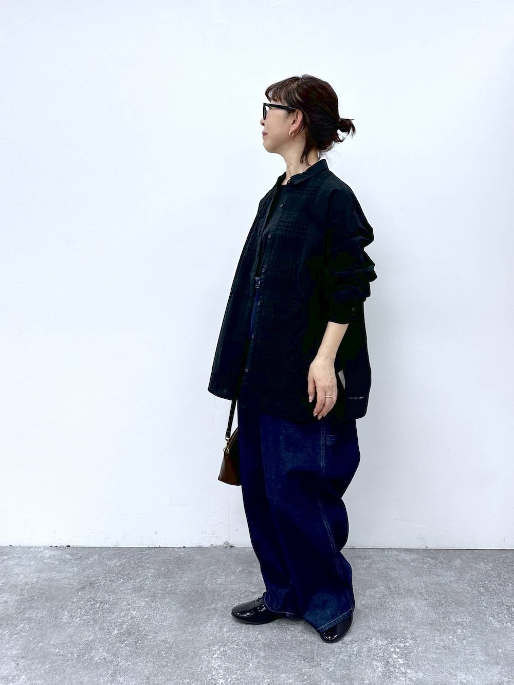 「ベーシック/シンプル、カジュアル、メンズライク、ママコーデ、楽ちんコーデ、クリップスタッフ_studio CLIP、ナチュラル、studio CLIP、50代前半です、おでかけ、シンプルコーデ、Over40スタッフ、春コーデ、サロペット、ブラウス」｜「studio CLIPのストラップサロペット[プチ・プラスサイズあり]《CLIP denim》（サロペット/オーバーオール、ブルー系）」を使った、さちち さん（レディース・156cm）の春コーディネートの2枚目の写真