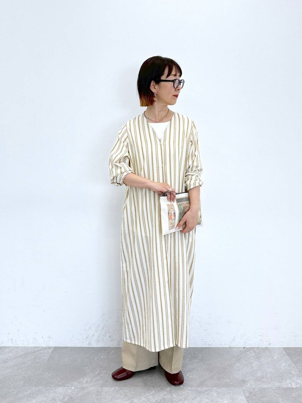 「カジュアル、ベーシック/シンプル、ラフ、ママコーデ、楽ちんコーデ、夏コーデ、50代前半です、シンプルコーデ、Over40スタッフ、Utao、秋コーデ、シャツワンピース」｜「studio CLIPの《ウタオ》【汗染み防止・UVケア・接触冷感・ピリング・イージーケア】汗染み防止機能タンクトップ（タンクトップ、ホワイト系）」を使った、さちち さん（レディース・156cm）の夏コーディネートの4枚目の写真