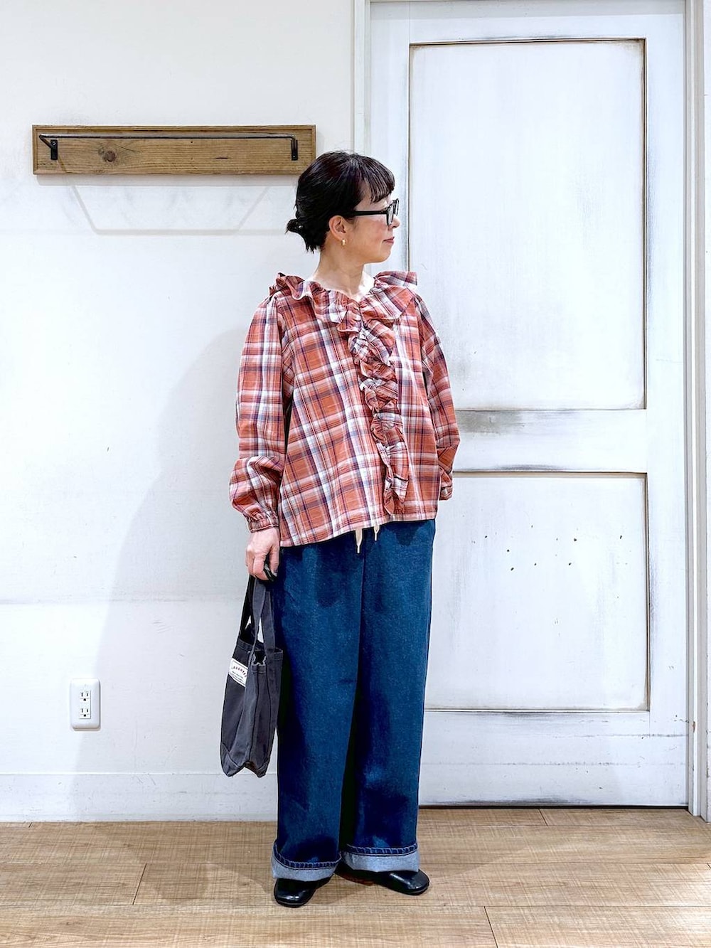 「ベーシック/シンプル、カジュアル、ママコーデ、楽ちんコーデ、クリップスタッフ_studio CLIP、ナチュラル、studio CLIP、50代前半です、おでかけ、シンプルコーデ、Over40スタッフ、春コーデ、ブラウス、デニムパンツ、クリップデニム_studio CLIP」｜「studio CLIPの【ONKUL掲載商品】ストレートデニムパンツ[プチ・プラスサイズあり]《CLIP denim》（デニムパンツ、ブルー系）」を使った、さちち さん（レディース・156cm）の春コーディネートの4枚目の写真