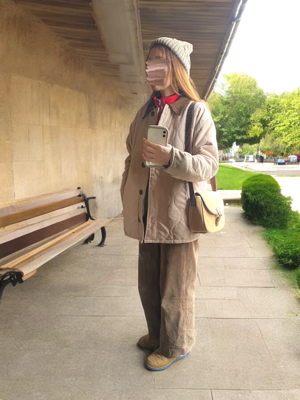 ベージュ系のブルゾン、ブラウン系のその他パンツ、ブラウン系のショルダーバッグを着用したレディースの冬コーディネートの2枚目の写真