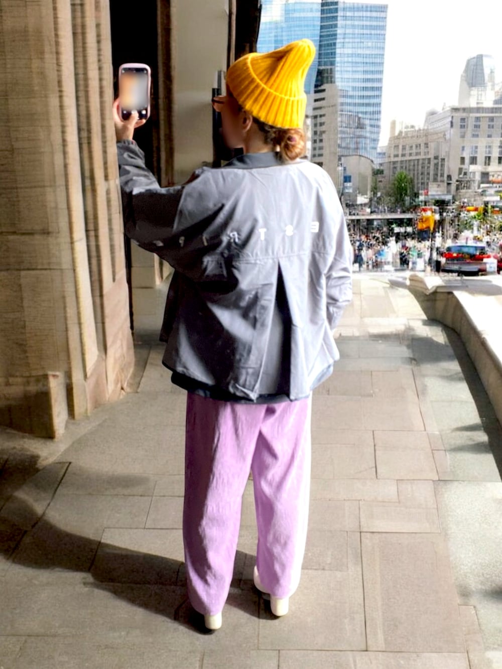 パープル系のその他パンツ、ベージュ系のカーディガン/ボレロ、グレー系のナイロンジャケットを着用したレディースの冬コーディネートの2枚目の写真