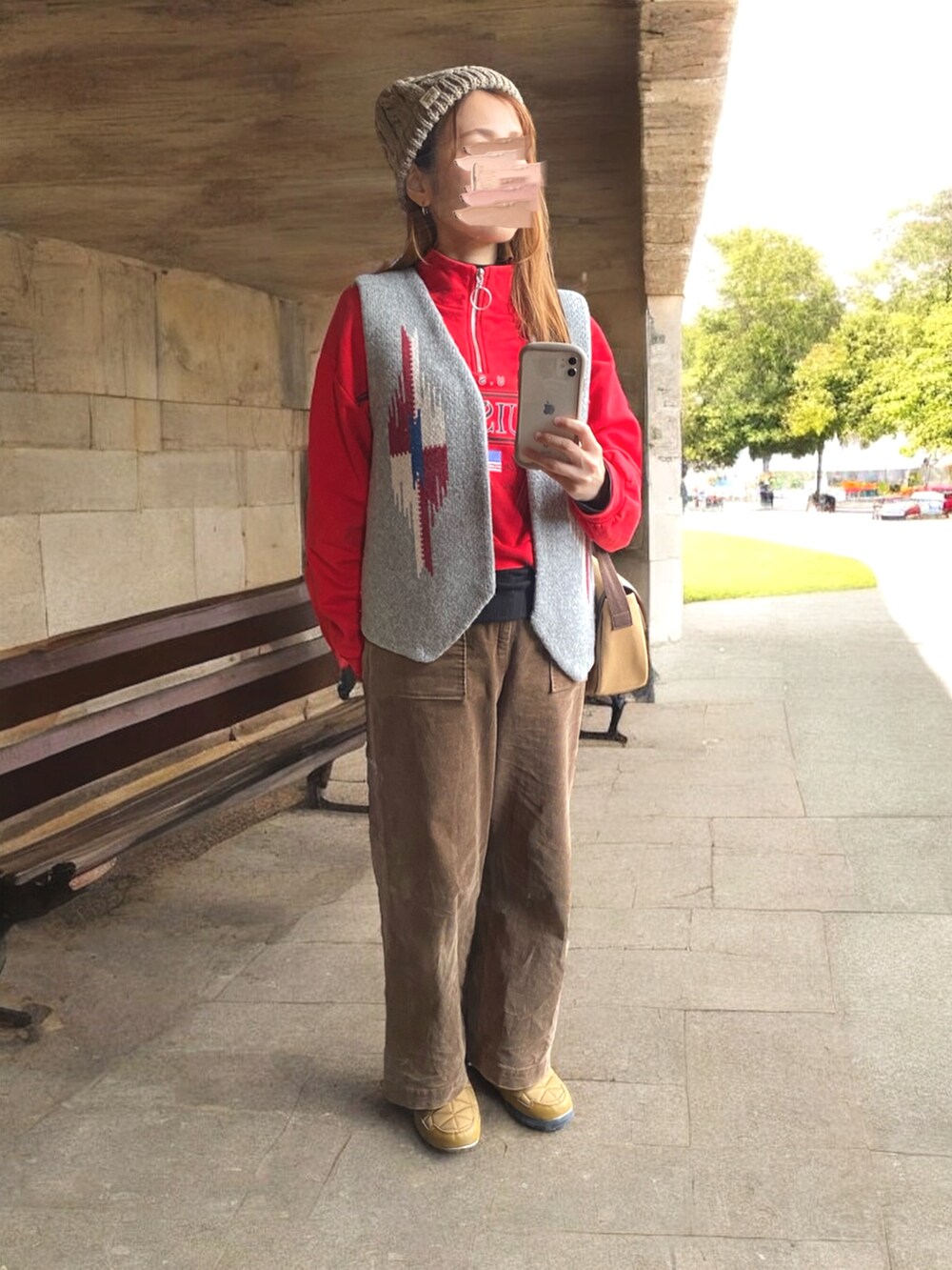 ベージュ系のブルゾン、ブラウン系のその他パンツ、ブラウン系のショルダーバッグを着用したレディースの冬コーディネートの3枚目の写真