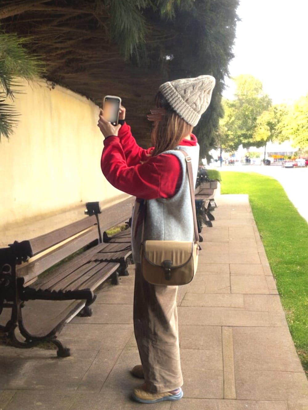 ベージュ系のブルゾン、ブラウン系のその他パンツ、ブラウン系のショルダーバッグを着用したレディースの冬コーディネートの4枚目の写真