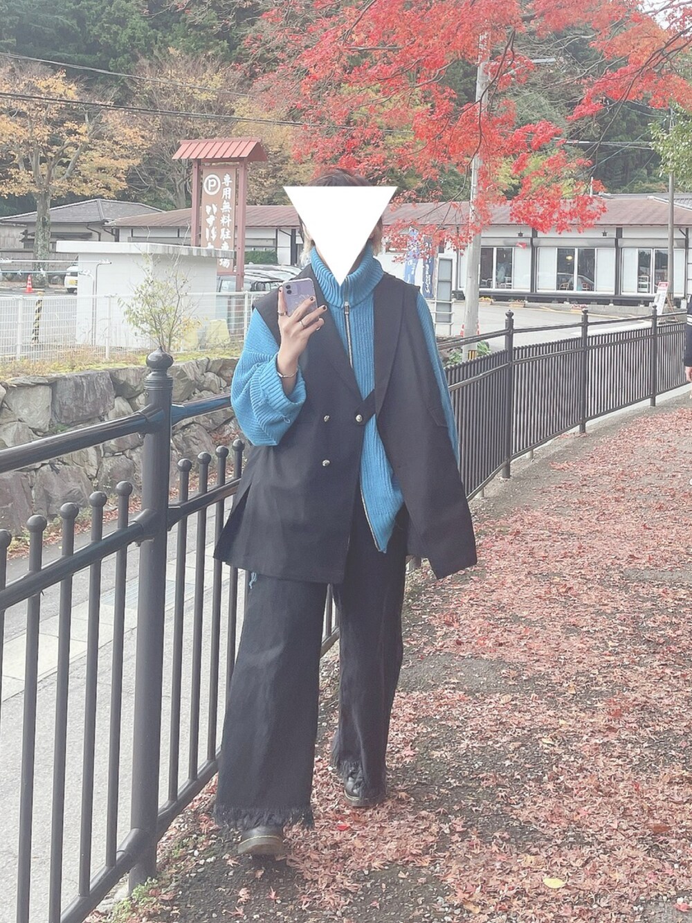 ブラック系のブーツ、ブラック系のデニムパンツ、ブラック系のベストを着用したメンズの秋コーディネートの2枚目の写真