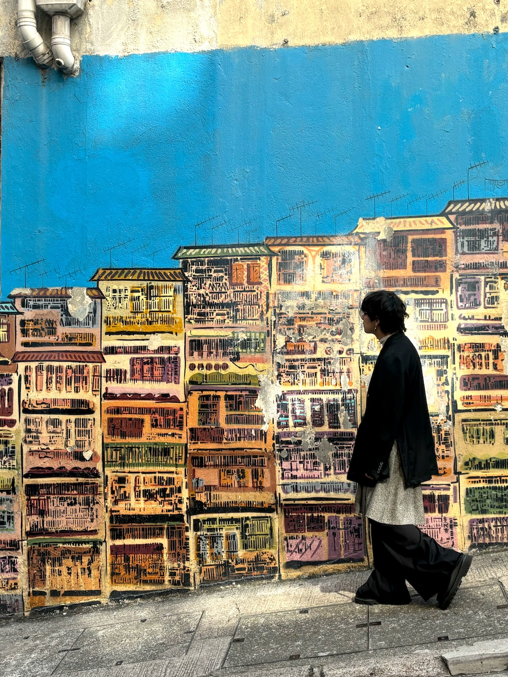 ブラック系のブーツ、ブラック系のその他パンツ、ブラック系のテーラードジャケットを着用したメンズの冬コーディネートの2枚目の写真