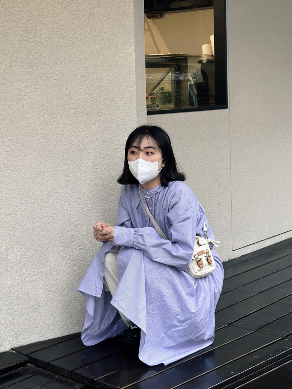 パープル系のシャツワンピースを着用したレディースの春コーディネートの3枚目の写真