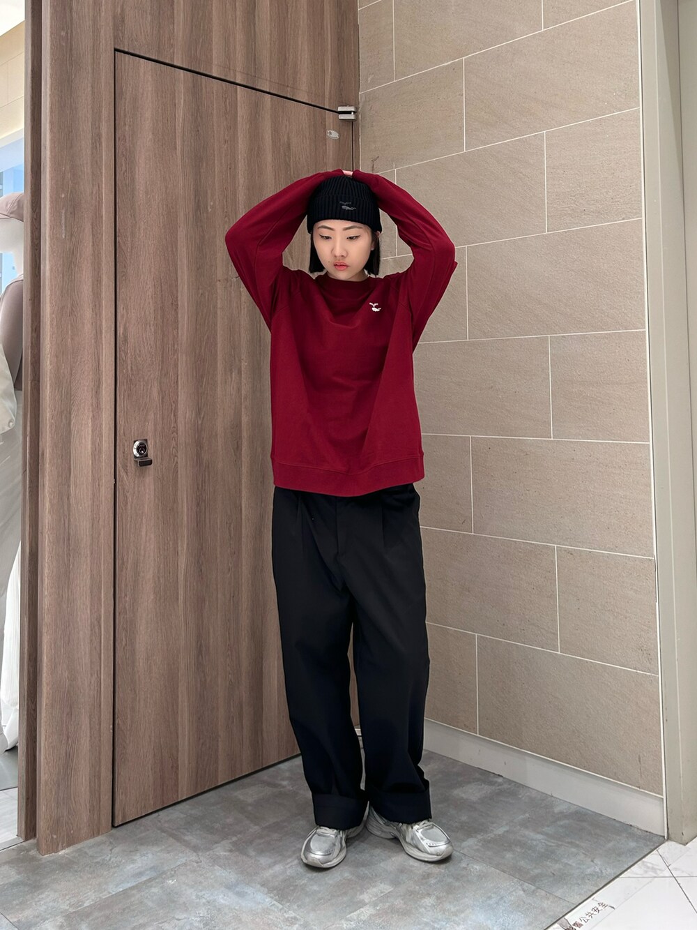 レッド系のその他トップスを着用したレディースの秋コーディネートの2枚目の写真