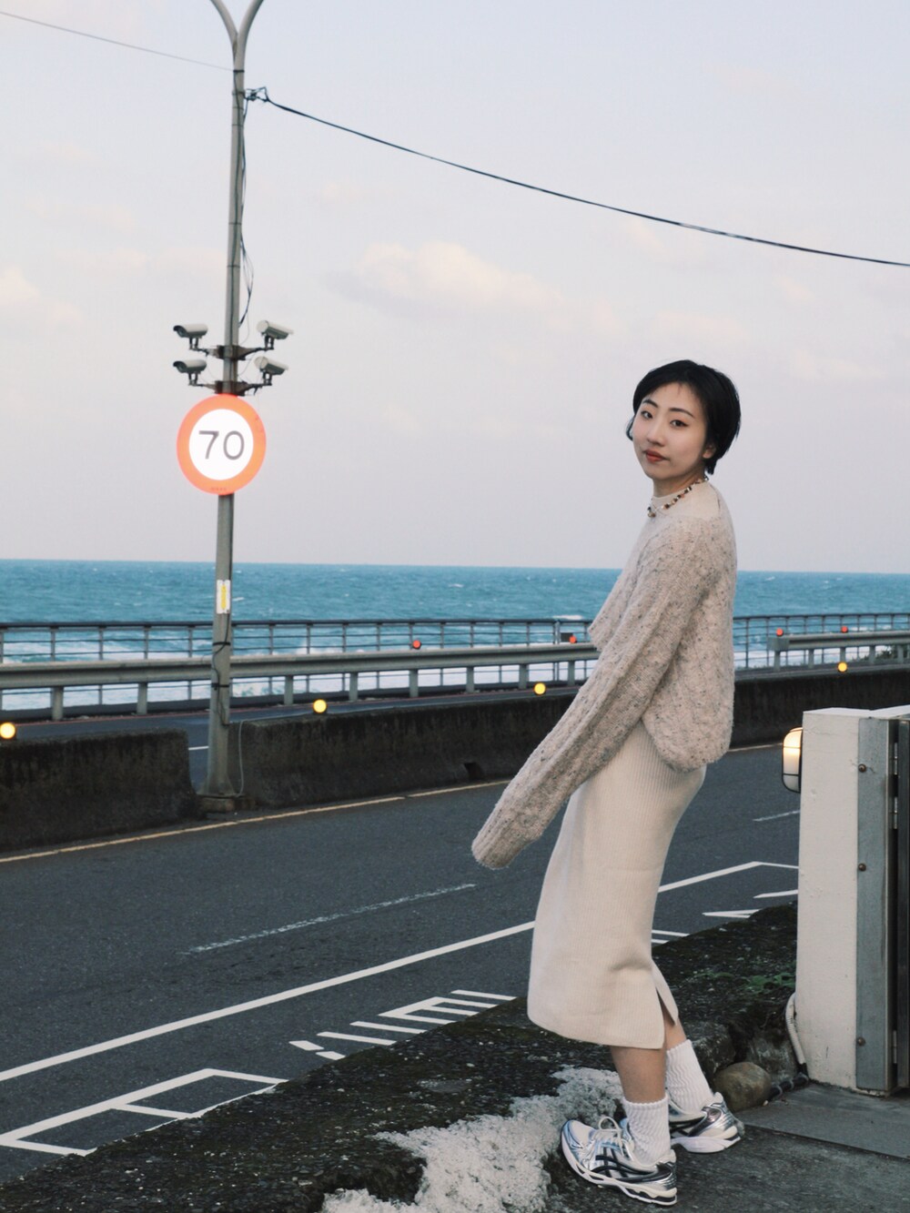 ベージュ系のニット/セーターを着用したレディースの冬コーディネートの2枚目の写真