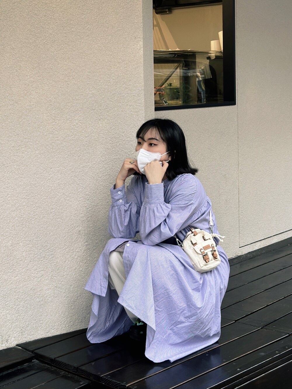 パープル系のシャツワンピースを着用したレディースの春コーディネートの2枚目の写真