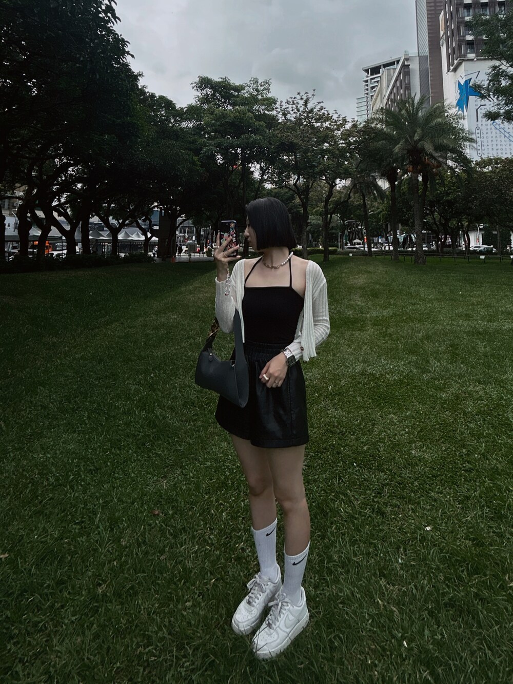 その他のトートバッグを着用したレディースの夏コーディネートの3枚目の写真