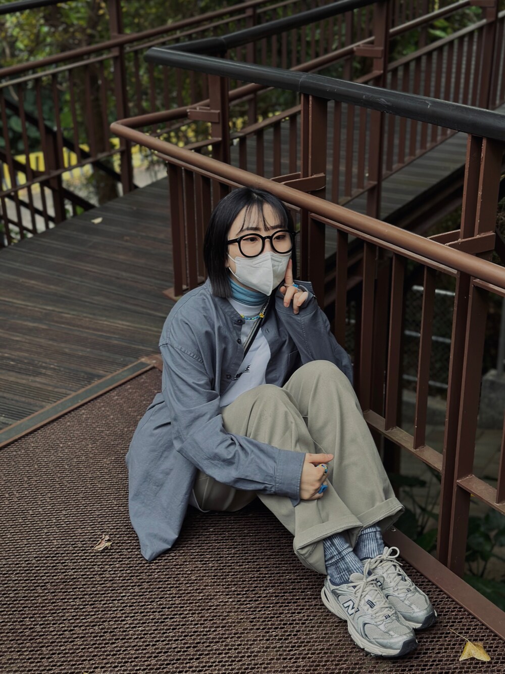 ブルー系のトップス、シルバー系のスニーカーを着用したレディースの冬コーディネートの2枚目の写真