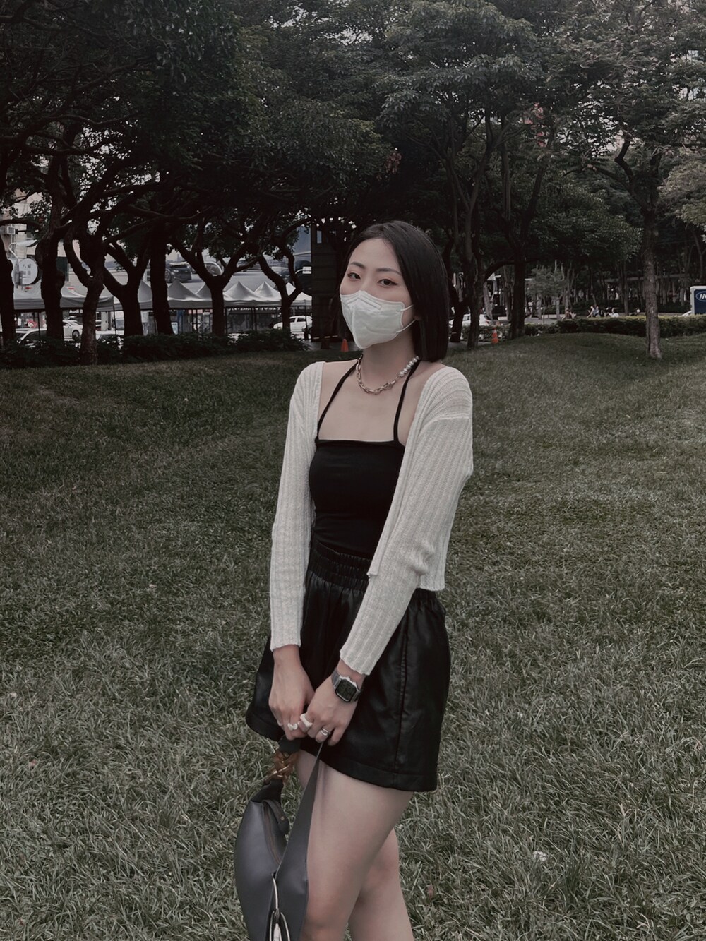 その他のトートバッグを着用したレディースの夏コーディネートの2枚目の写真