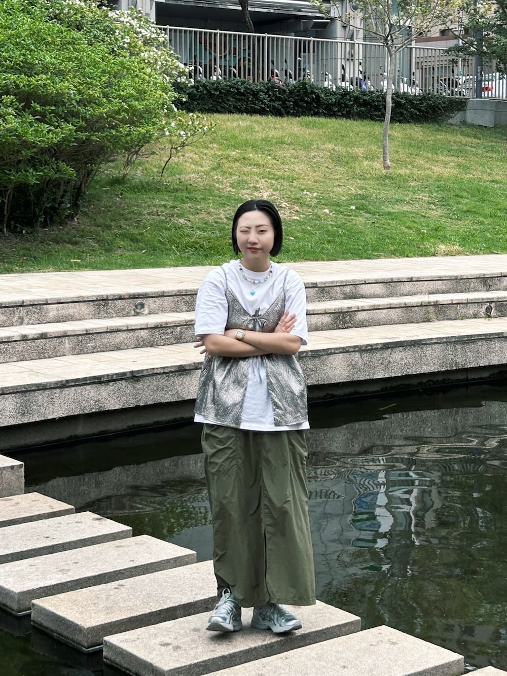 シルバー系のキャミソール、シルバー系のスニーカーを着用したレディースの夏コーディネートの2枚目の写真