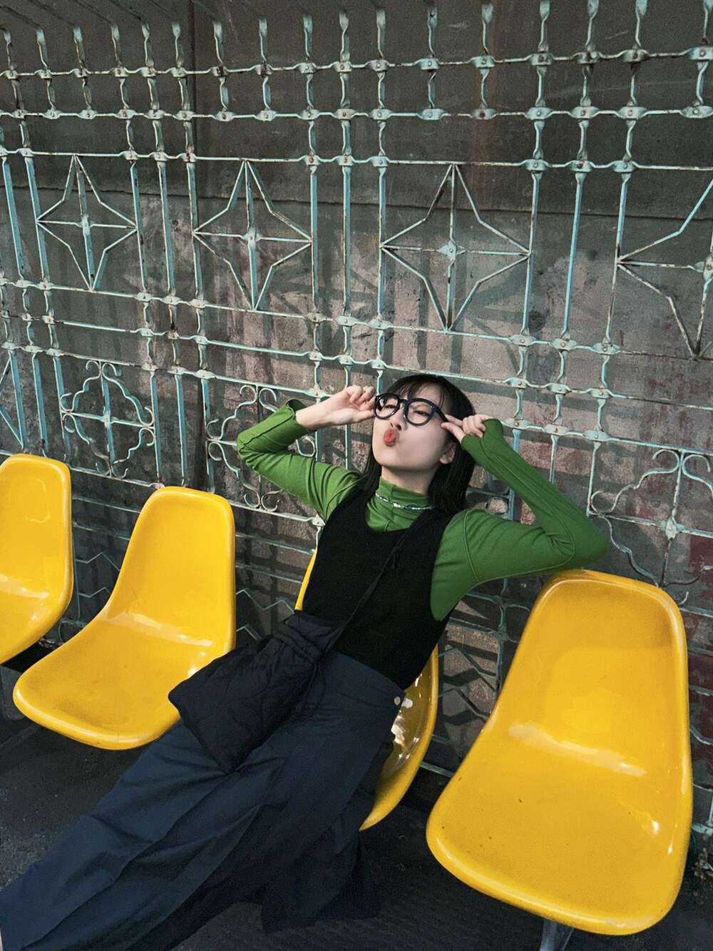 グレー系のスカートを着用したレディースの秋コーディネートの2枚目の写真