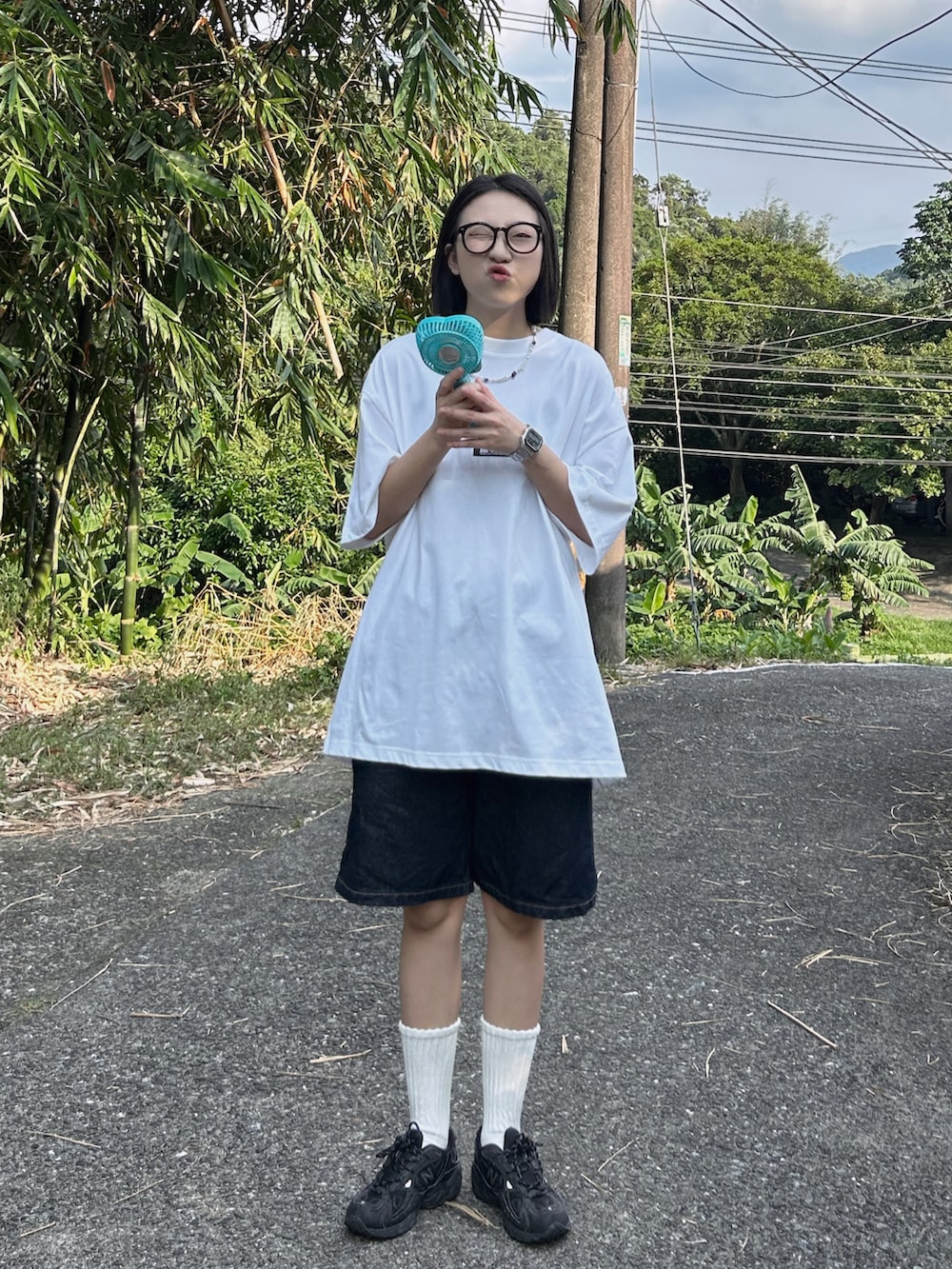 ホワイト系のTシャツ/カットソー、ブルー系のカーゴパンツを着用したレディースの夏コーディネートの3枚目の写真
