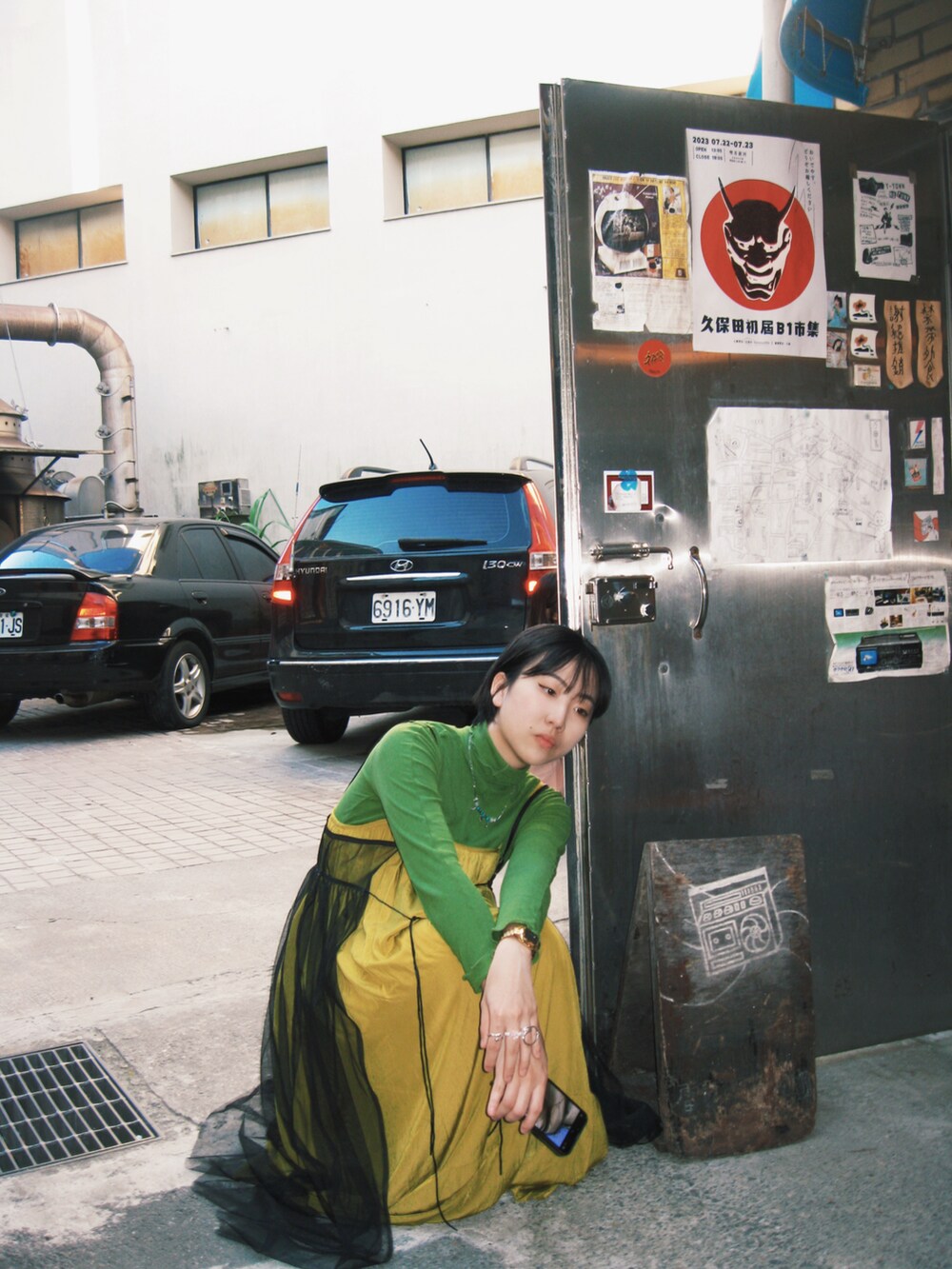 グリーン系のワンピース/ドレス、ホワイト系のワンピースを着用したレディースの冬コーディネートの2枚目の写真