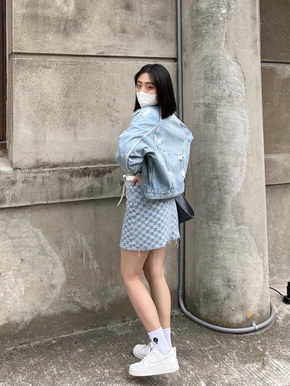 ホワイト系のスニーカーを着用したレディースの冬コーディネートの2枚目の写真