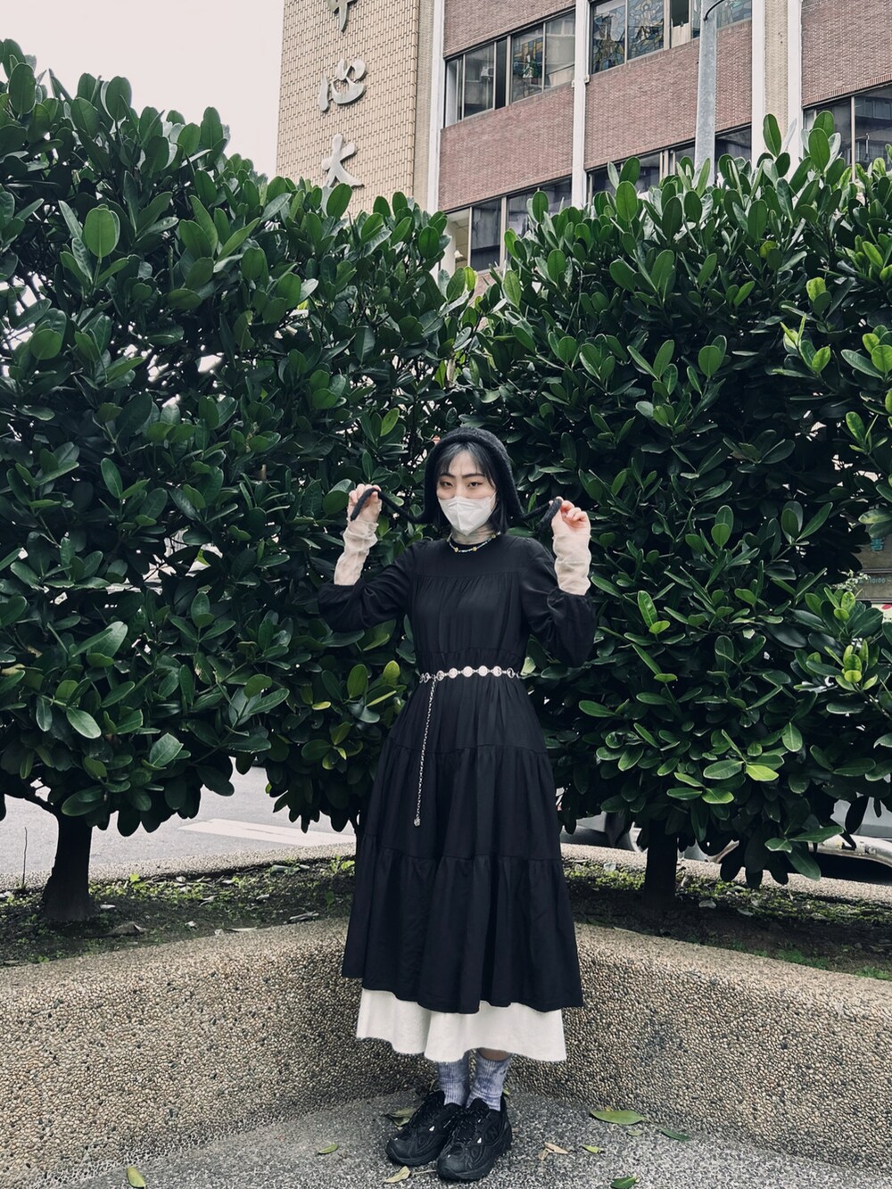 ブラック系のスニーカーを着用したレディースの冬コーディネートの2枚目の写真