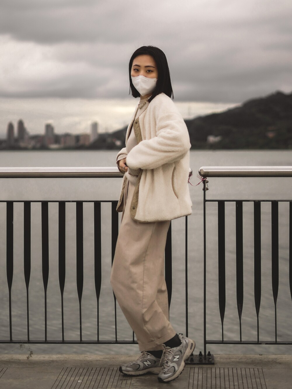 ブラック系のその他アウター、シルバー系のスニーカーを着用したレディースの冬コーディネートの2枚目の写真