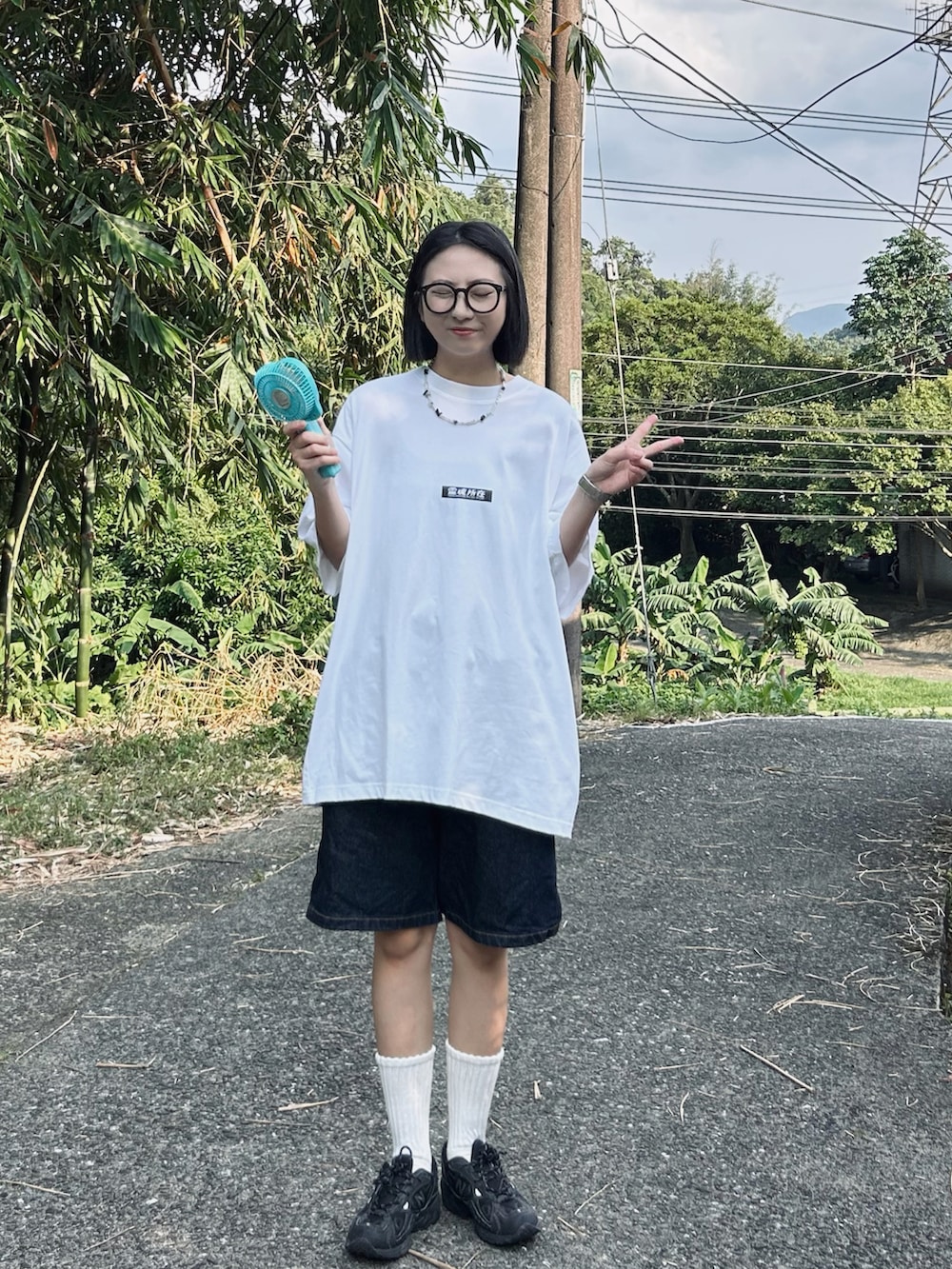 ホワイト系のTシャツ/カットソー、ブルー系のカーゴパンツを着用したレディースの夏コーディネートの2枚目の写真