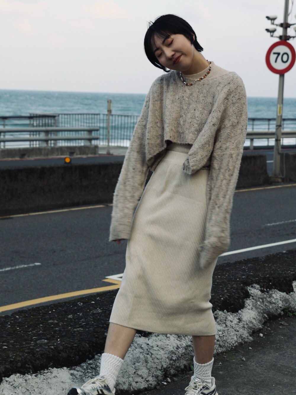 ベージュ系のニット/セーターを着用したレディースの冬コーディネートの3枚目の写真