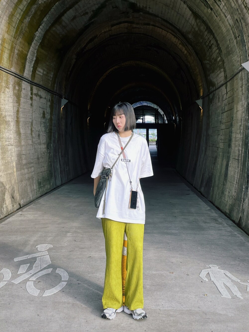 シルバー系のスニーカーを着用したレディースの秋コーディネートの2枚目の写真