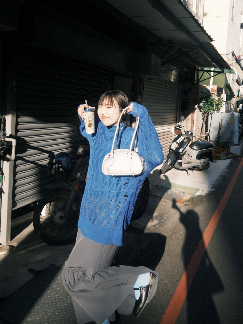 グレー系のスカートを着用したレディースの冬コーディネートの3枚目の写真