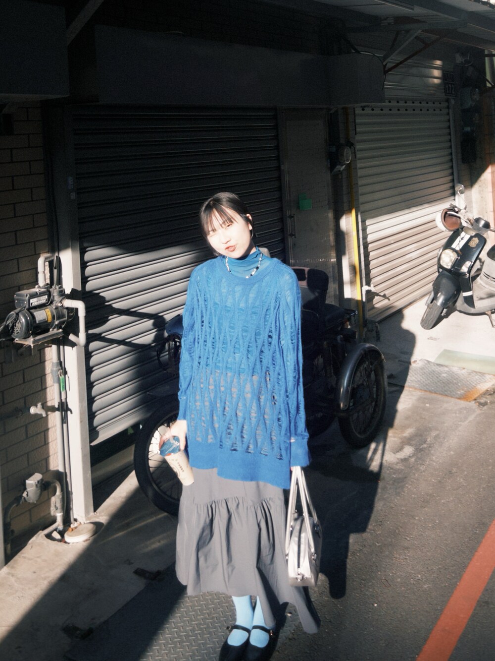 グレー系のスカートを着用したレディースの冬コーディネートの2枚目の写真