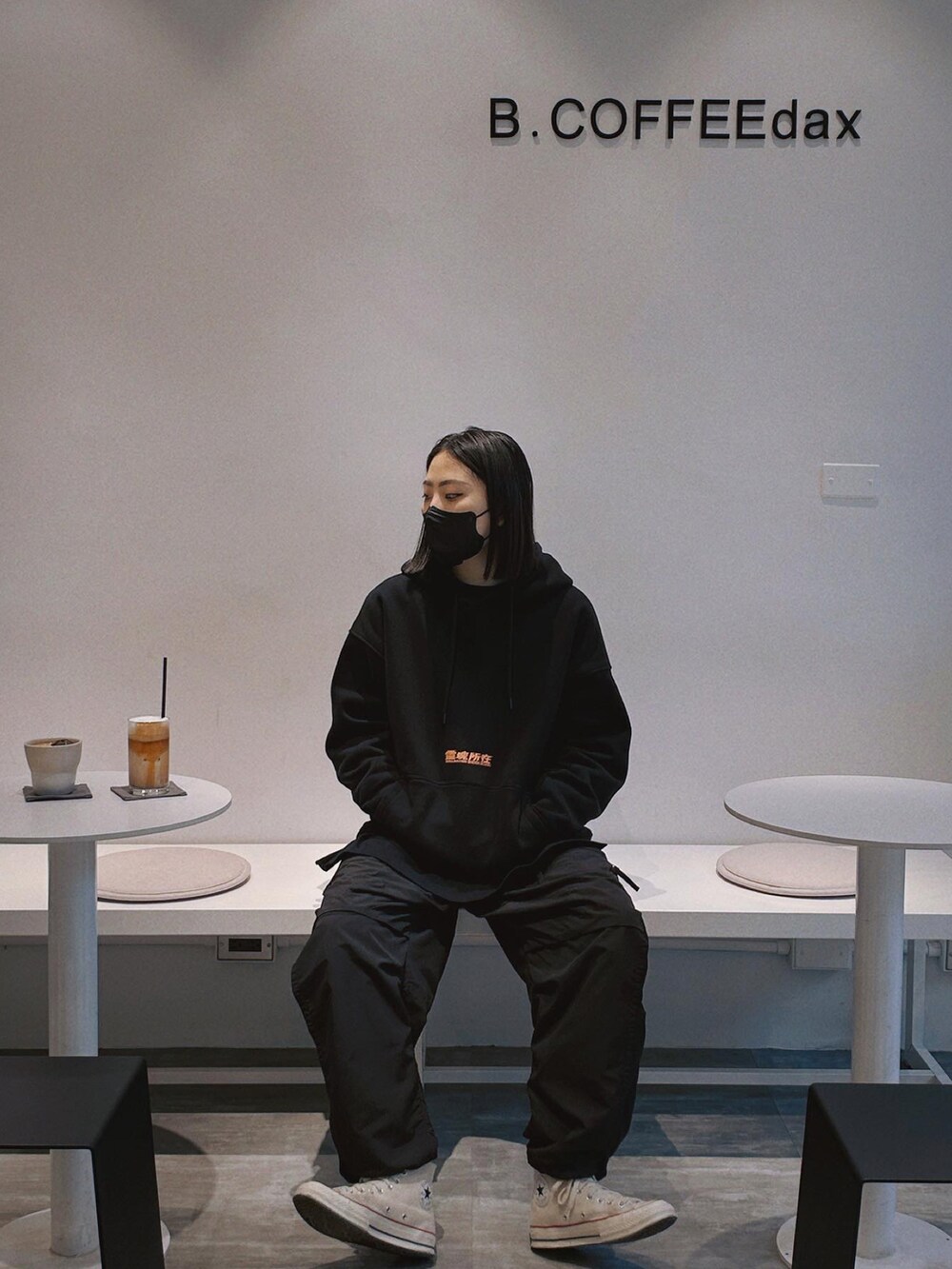 ホワイト系のスニーカーを着用したレディースの冬コーディネートの2枚目の写真