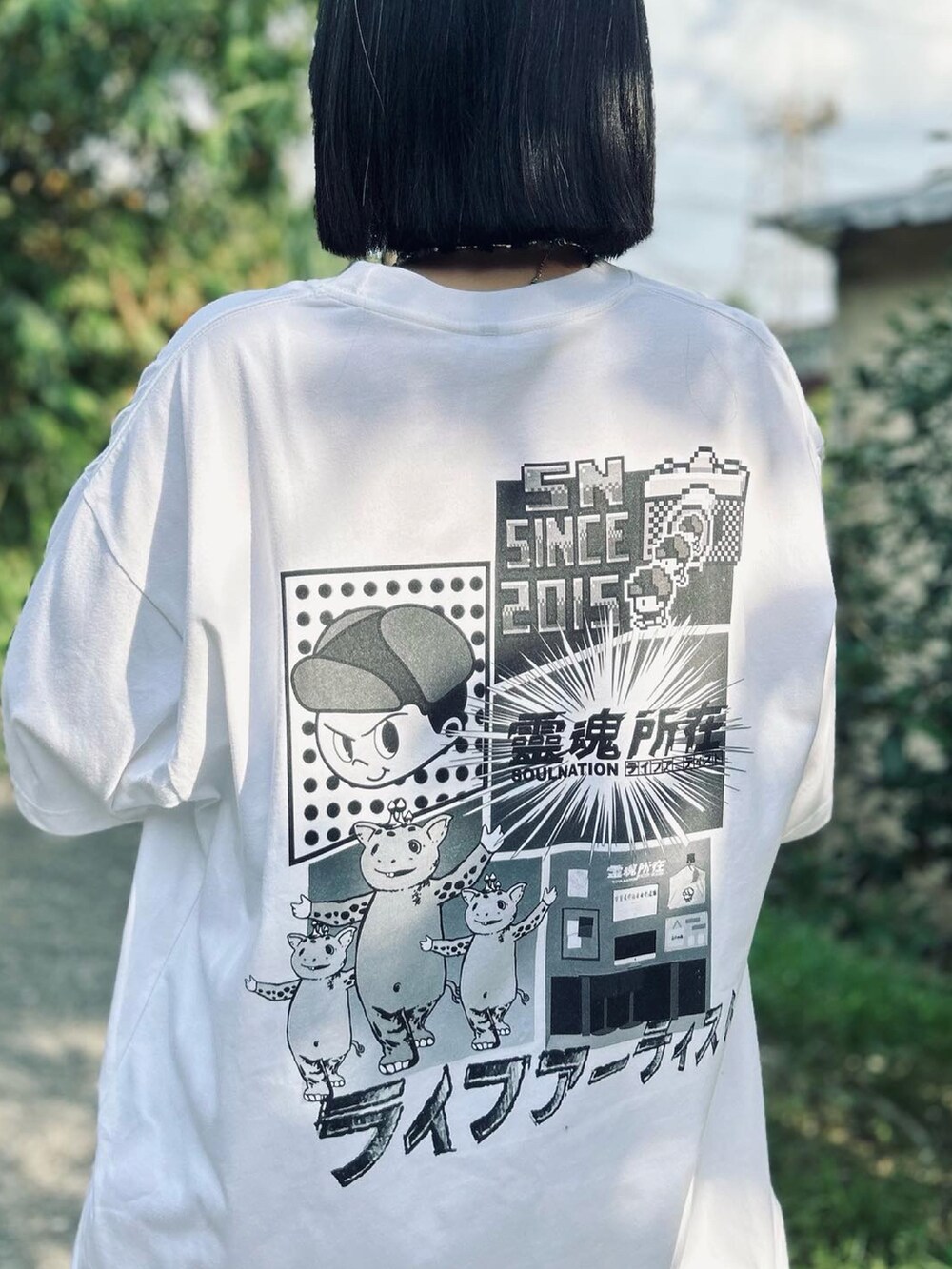 ホワイト系のTシャツ/カットソー、ブルー系のカーゴパンツを着用したレディースの夏コーディネートの4枚目の写真