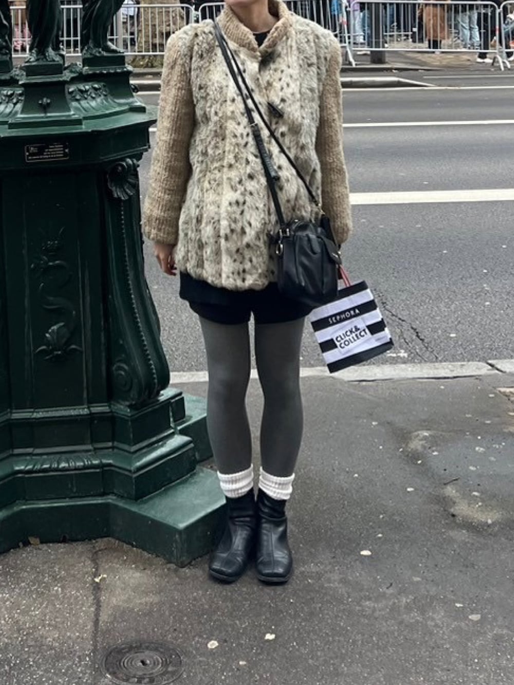 ベージュ系のジャケット/アウター、ブラック系のブーツ、ブラック系のその他パンツを着用したレディースの冬コーディネートの2枚目の写真