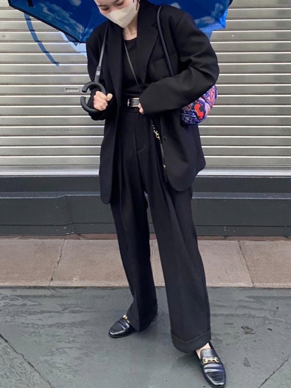 ブラック系のスラックス、ブラック系のパンプス、ブラック系のTシャツ/カットソーを着用したレディースの秋コーディネートの2枚目の写真