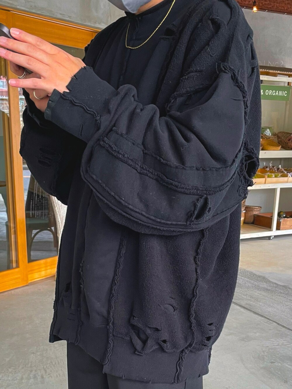 ブラック系のトップス、ブラック系のその他パンツ、グレー系のスニーカーを着用したメンズの冬コーディネートの2枚目の写真