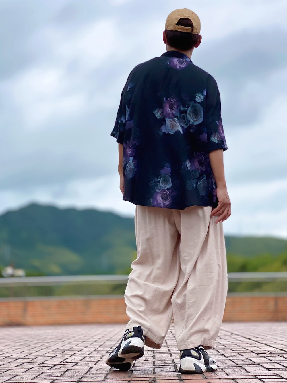 その他のシャツ/ブラウス、ベージュ系のTシャツ/カットソー、ベージュ系のその他パンツを着用したメンズの夏コーディネートの3枚目の写真