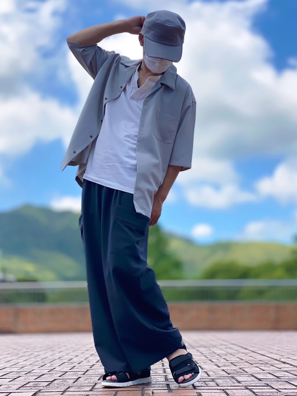 グレー系のシャツ/ブラウス、ホワイト系のTシャツ/カットソー、ブルー系のスラックスを着用したメンズの夏コーディネートの2枚目の写真