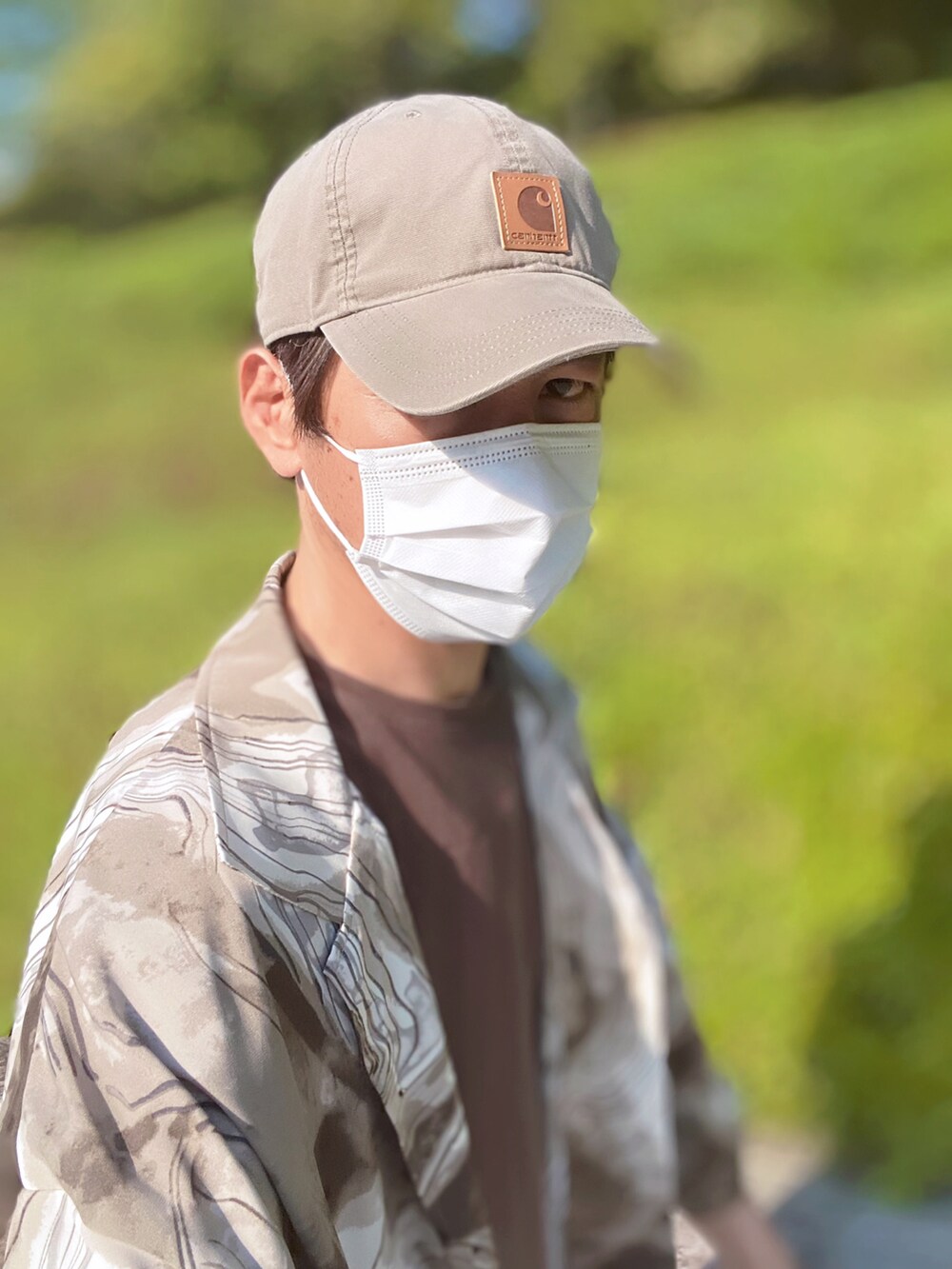 ブラウン系のTシャツ/カットソー、グレー系のその他パンツ、ブラック系のサンダルを着用したメンズの夏コーディネートの4枚目の写真