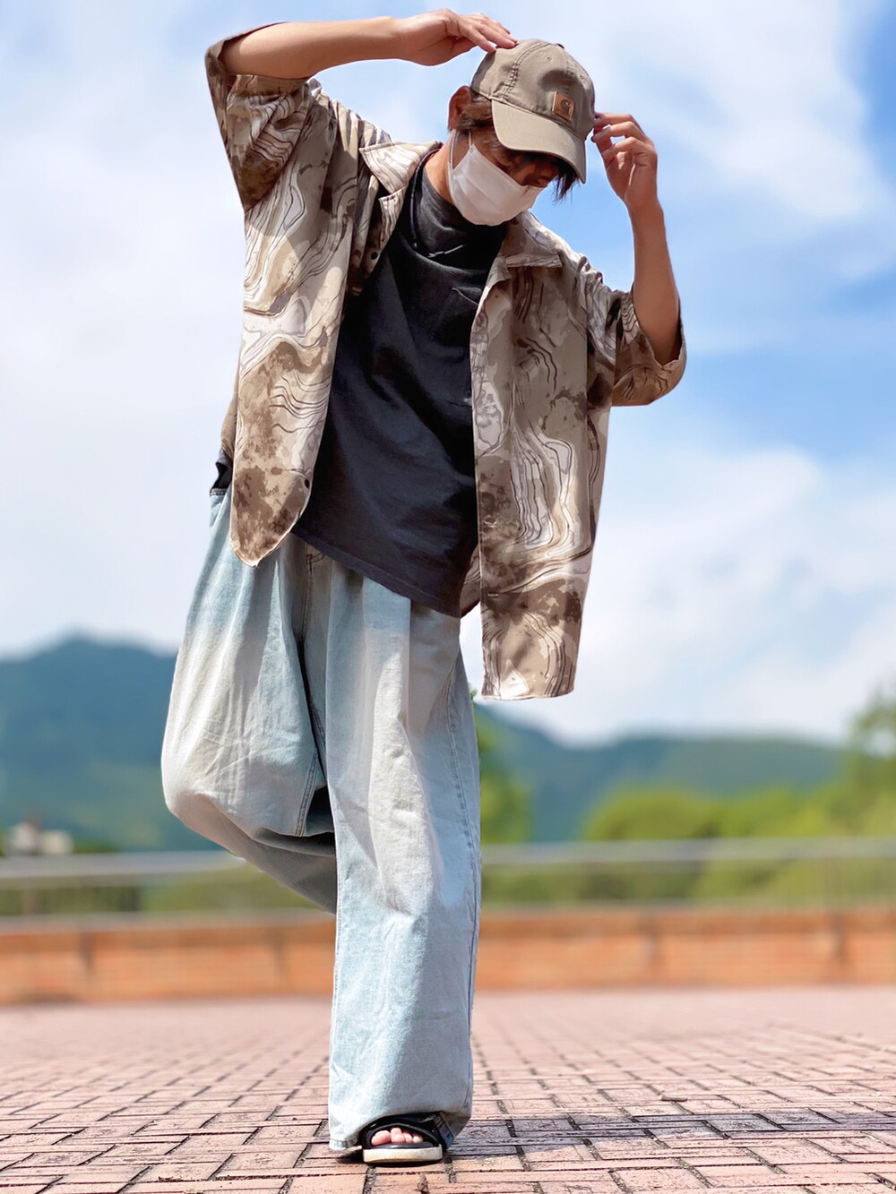 ブラウン系のシャツ/ブラウス、グレー系のTシャツ/カットソー、ブルー系のデニムパンツを着用したメンズの夏コーディネートの2枚目の写真