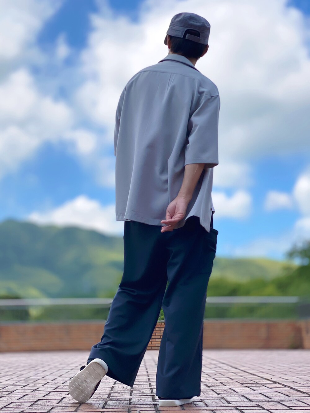 グレー系のシャツ/ブラウス、ホワイト系のTシャツ/カットソー、ブルー系のスラックスを着用したメンズの夏コーディネートの3枚目の写真