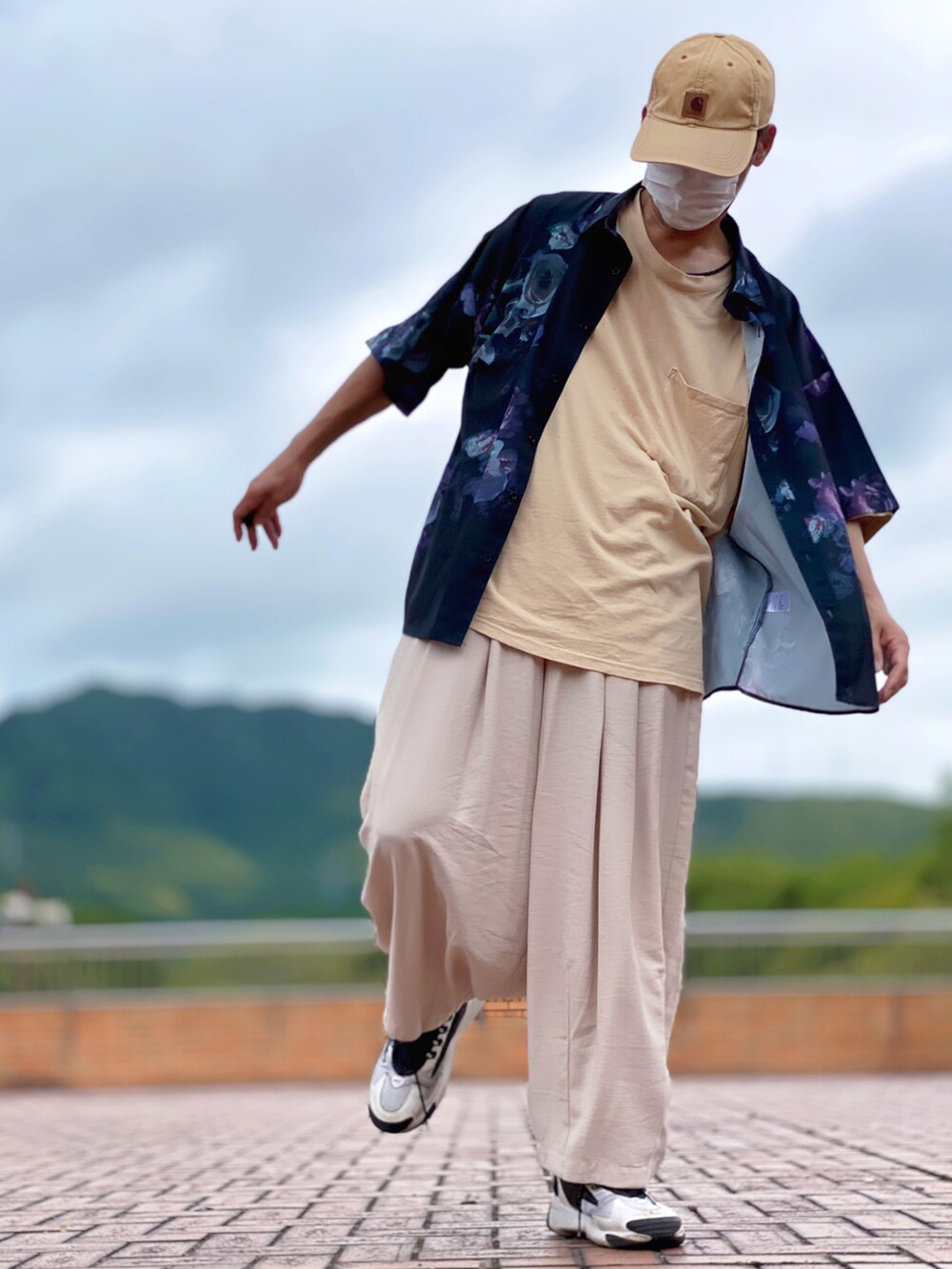 その他のシャツ/ブラウス、ベージュ系のTシャツ/カットソー、ベージュ系のその他パンツを着用したメンズの夏コーディネートの2枚目の写真
